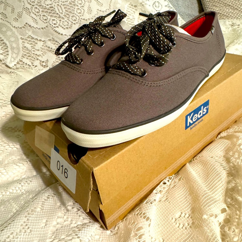 Ked’s women’s 8.5 Brand New in Box (Charcoal/Brown)